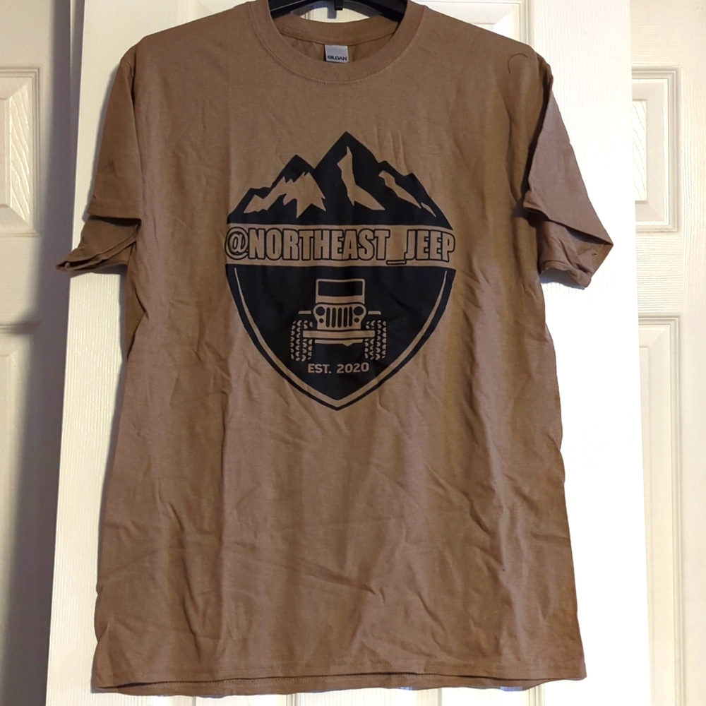 NWOT brown screen printed Jeep short sleeve Gildan t-shirt